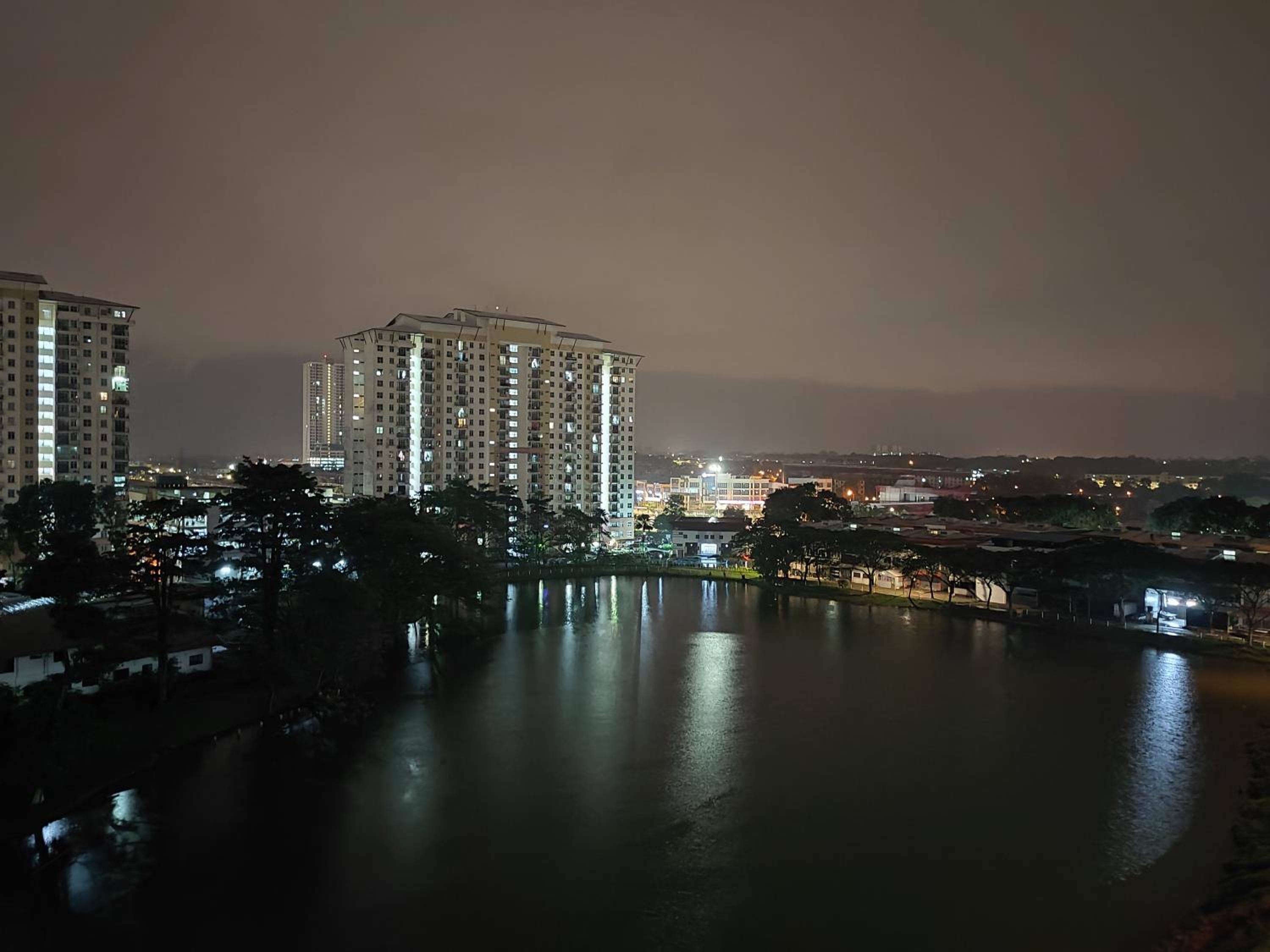Calm and Peaceful Lake View Mount Austin Apartment