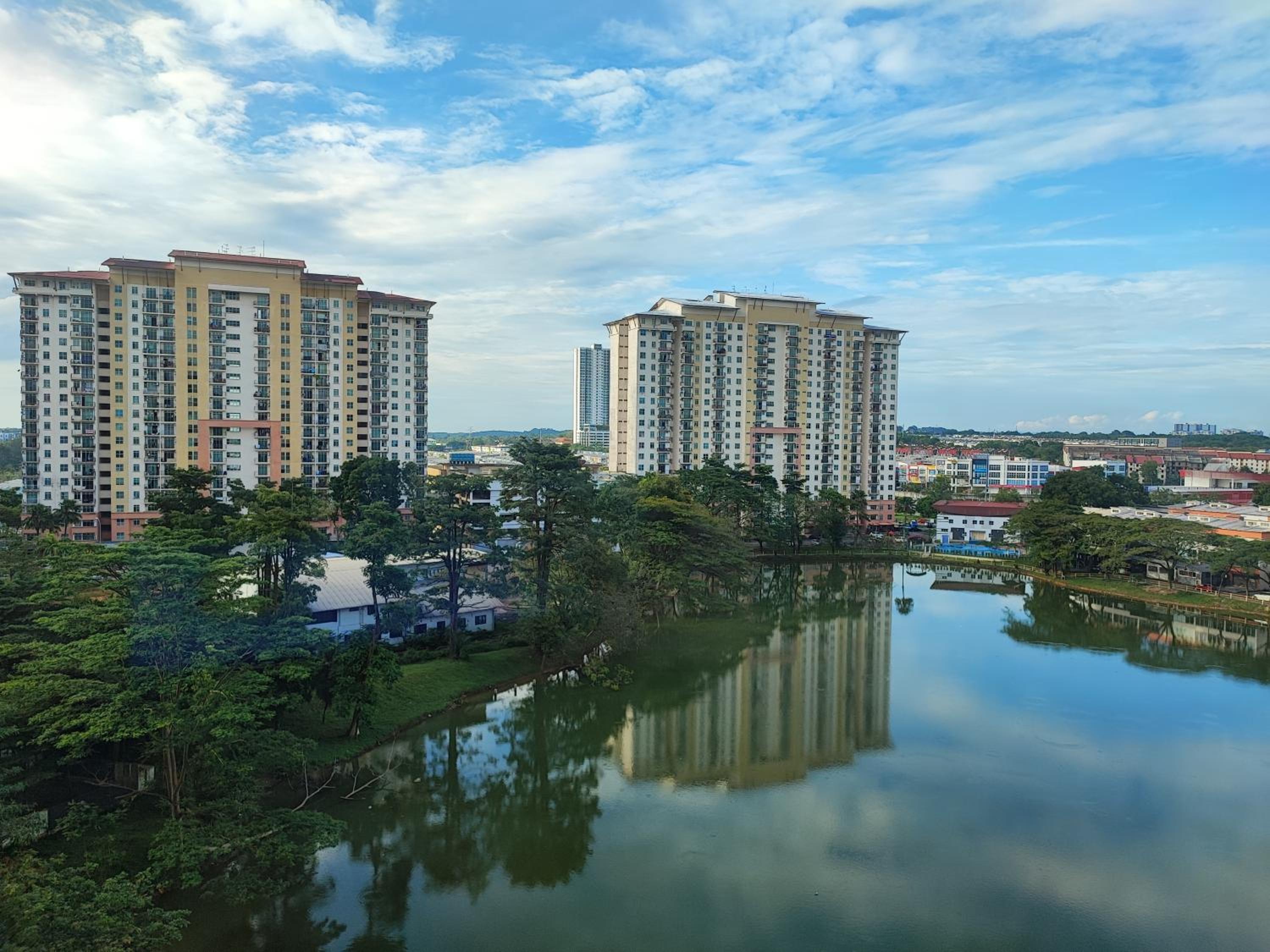 Calm and Peaceful Lake View Mount Austin Apartment