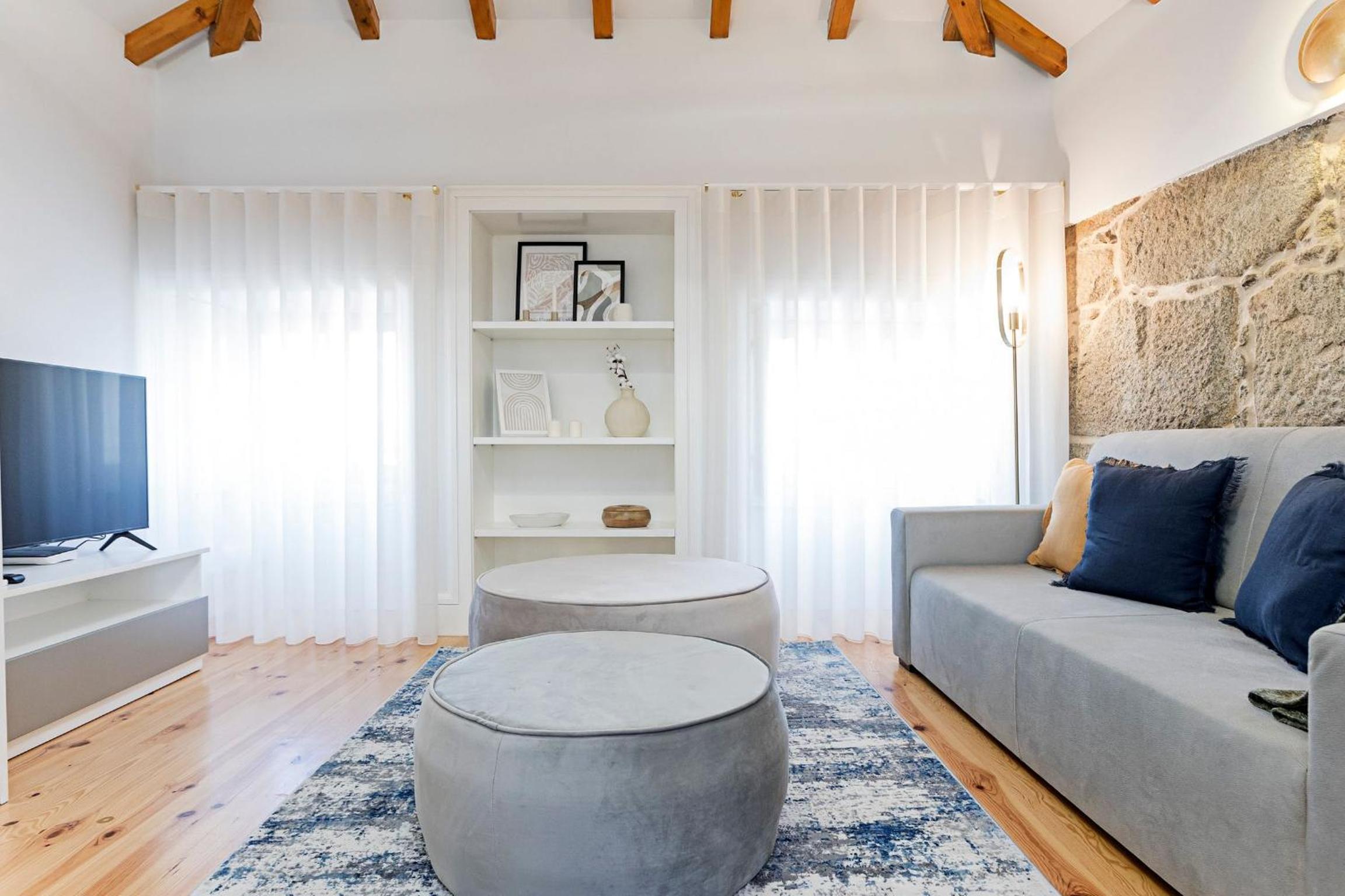 Modern Cativo Apartment by LovelyStay view 3