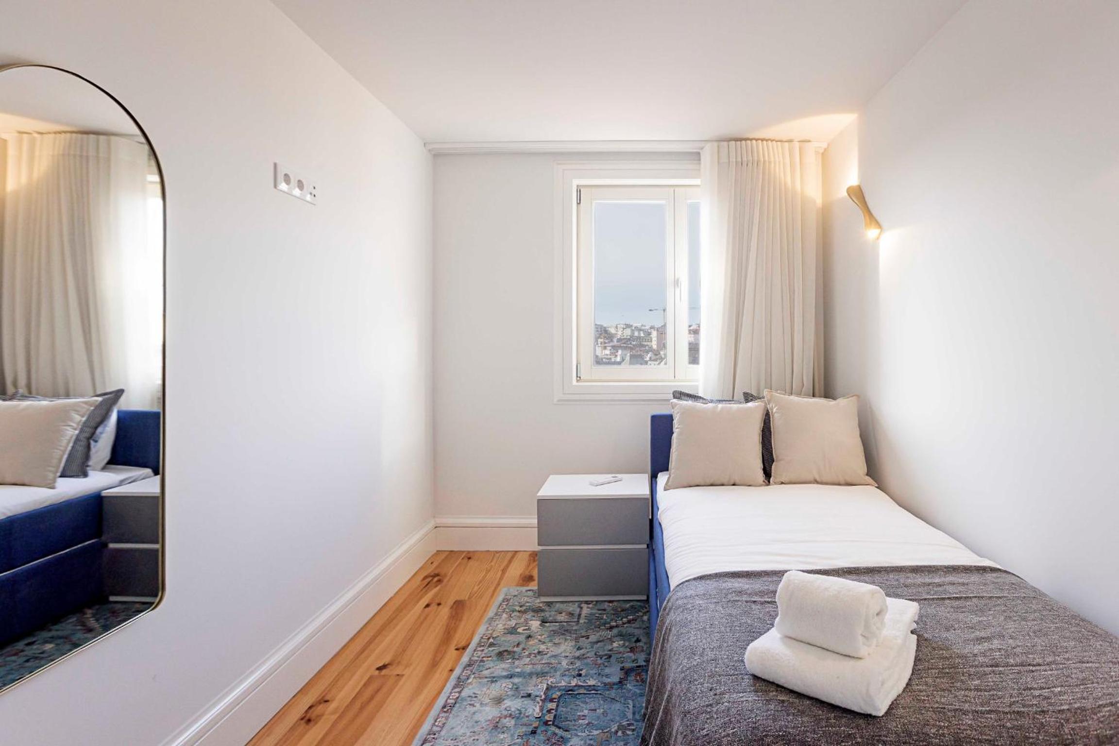 Modern Cativo Apartment by LovelyStay view 4