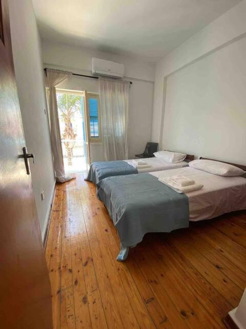 2 bedroom apt in Ermou 4 minute walk beach view 3