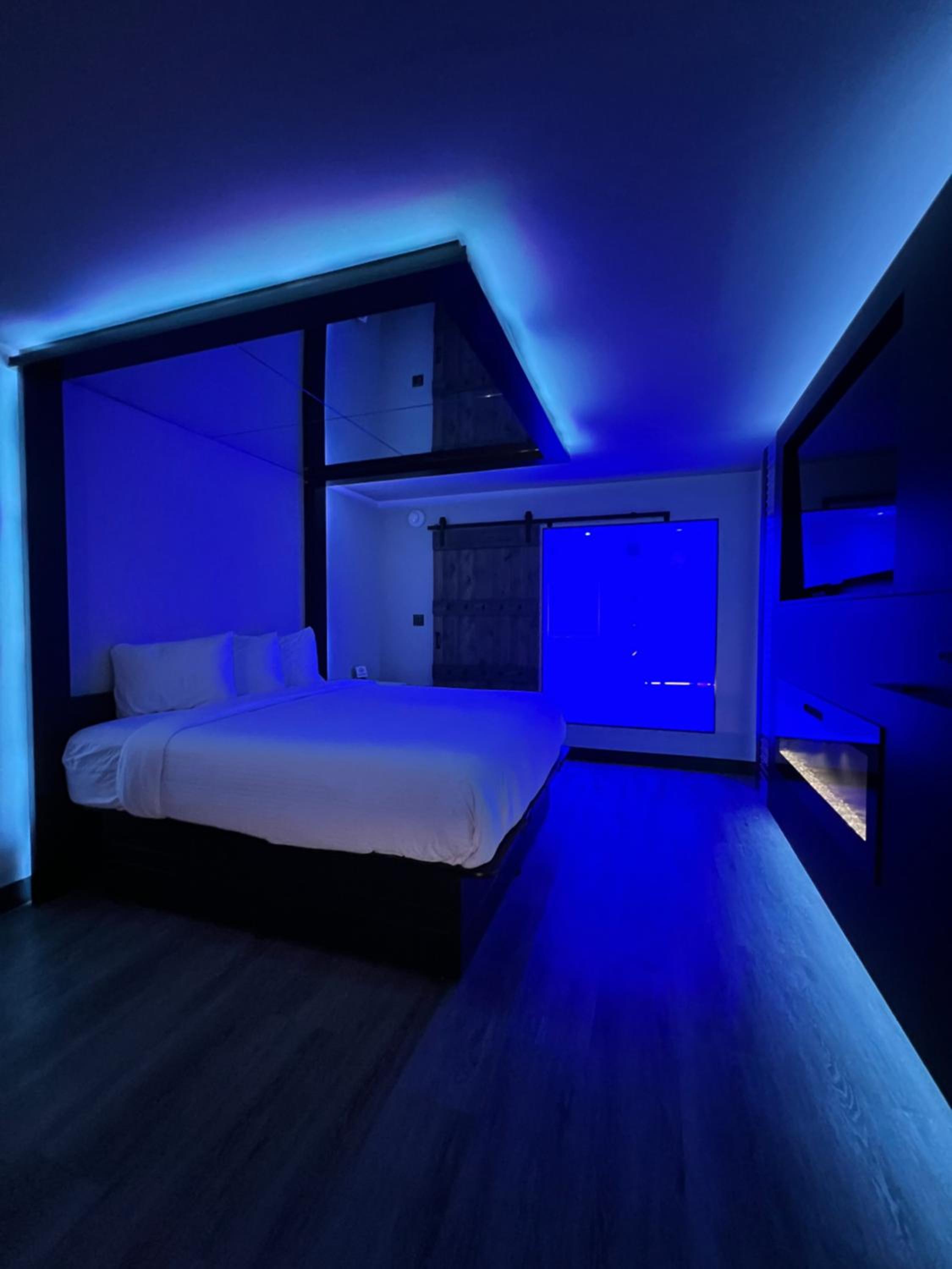 Imperial Suites, Adults Only