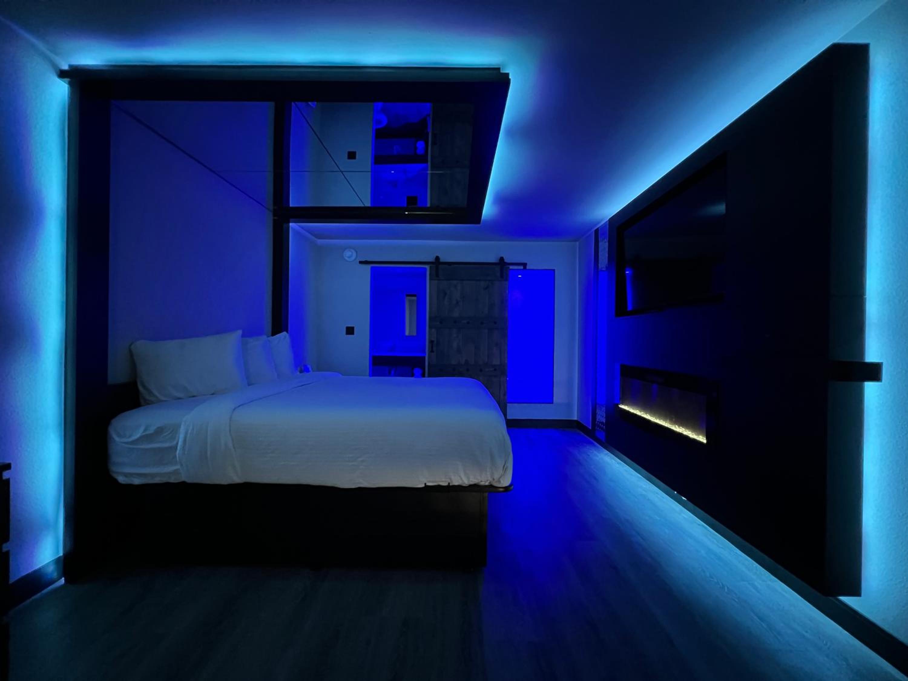 Imperial Suites, Adults Only