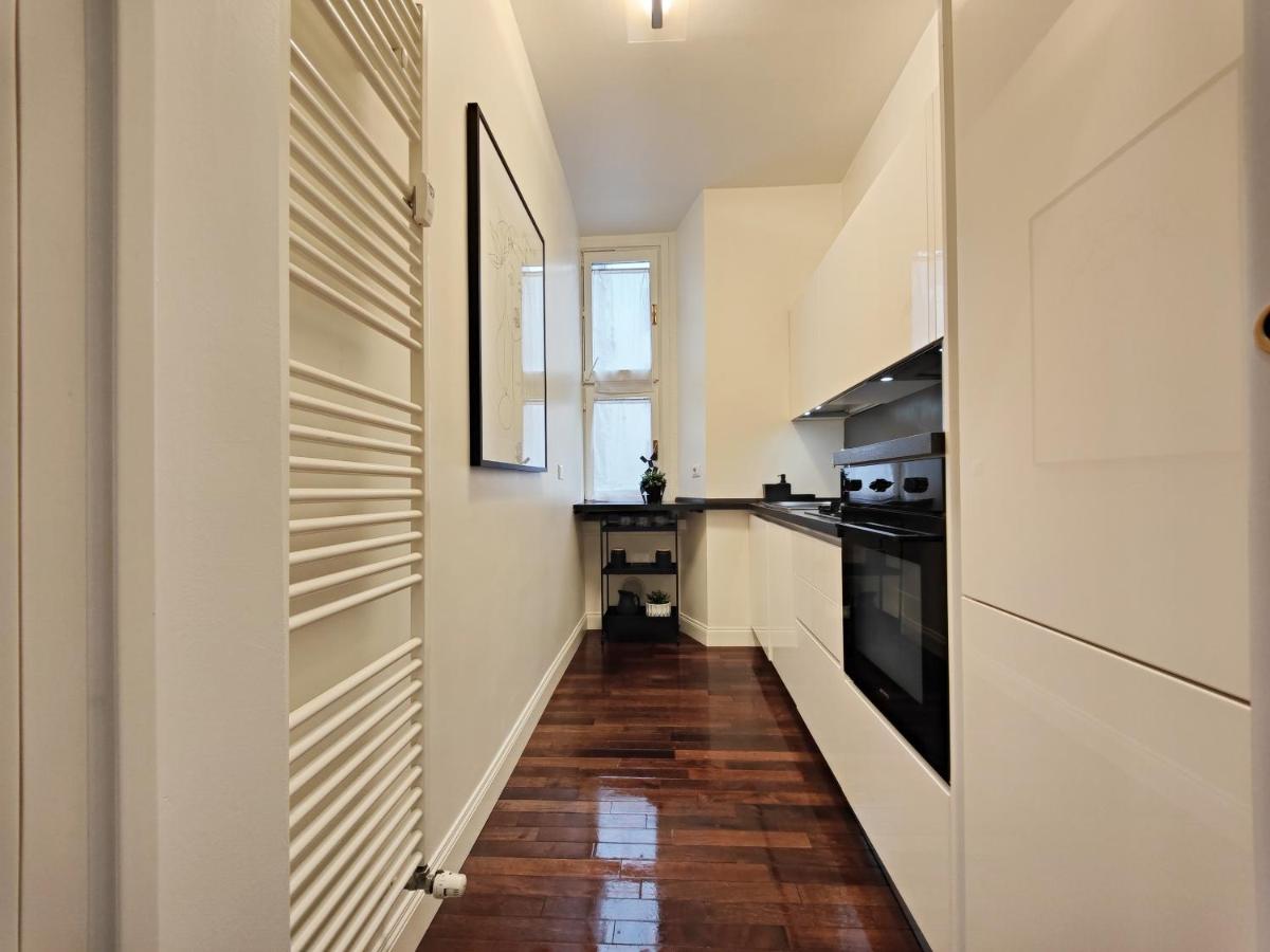Designed Pop Apartment 2 Bedrooms, 2 Baths in Milan Center - WiFi, AC, steps from Subway M1 and M2, Central Station and Airport connected