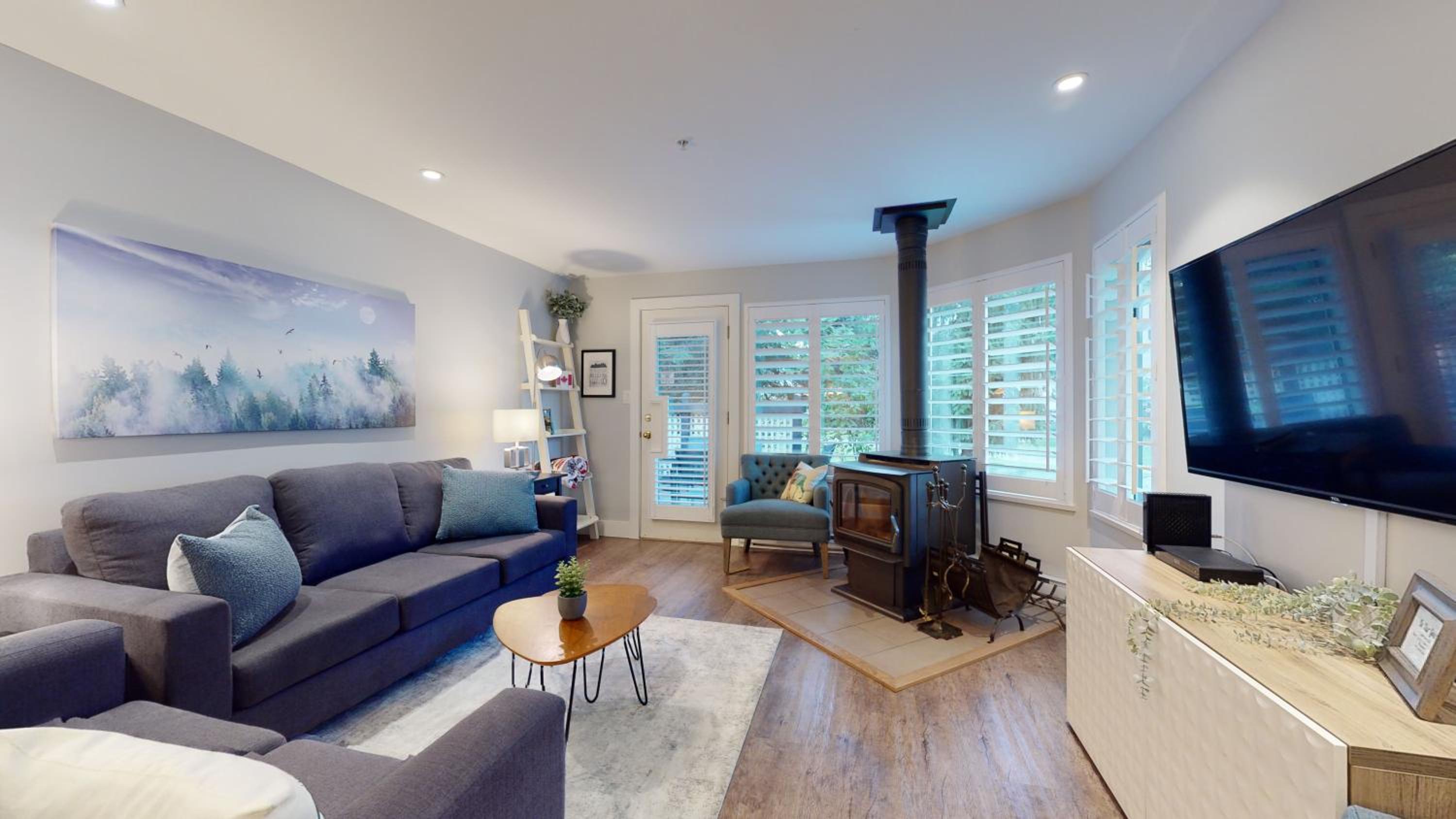 2BR in Snowberry, Wood Burning Fireplace, Modern Finishes, Parking, Ski Hill Shuttle