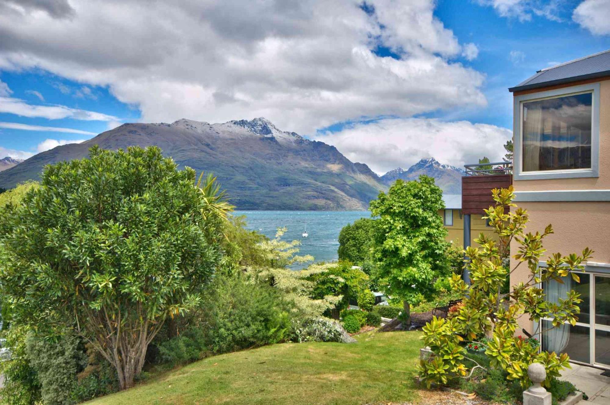 Tahuna Lakeside - 3 min walk to town view 3