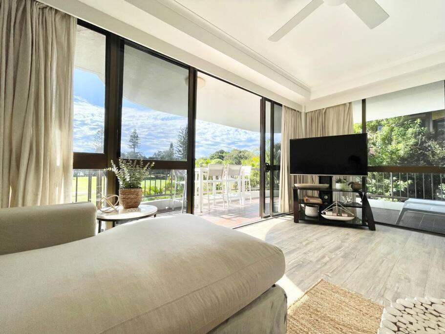 Surf Haven opposite Clarkes Beach pool walk to CBD