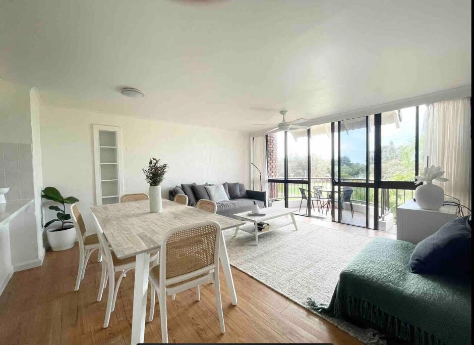 Surfrider - Beach front apartment with pool
