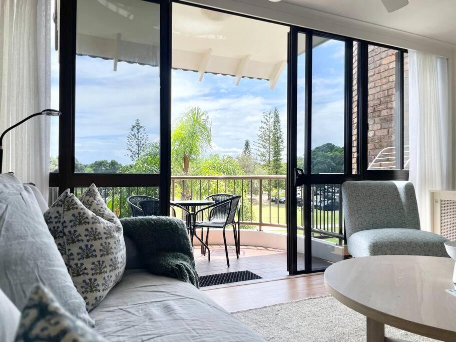 Surfrider - Beach front apartment with pool
