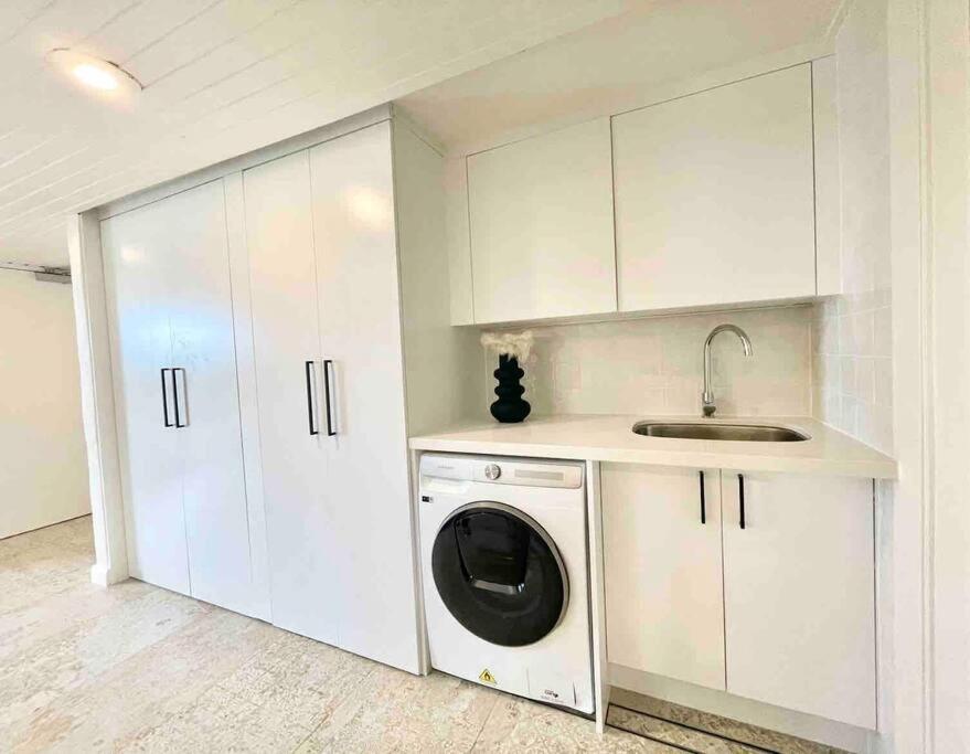 Surfrider - Beach front apartment with pool
