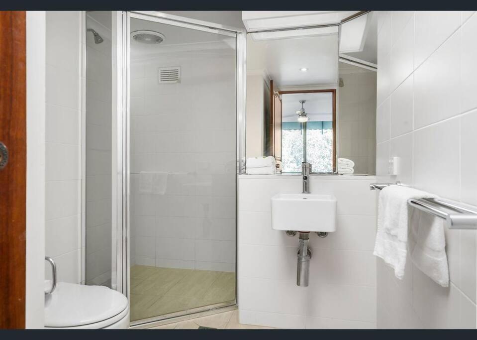 Surfrider - Beach front apartment with pool