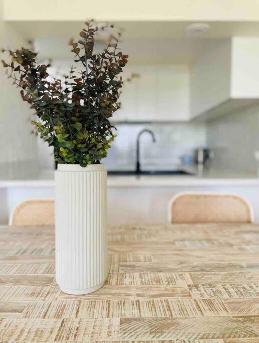 Surfrider - Beach front apartment with pool