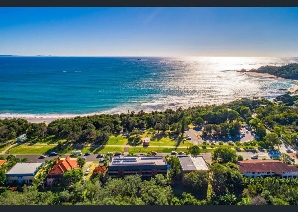 Surfrider - Beach front apartment with pool