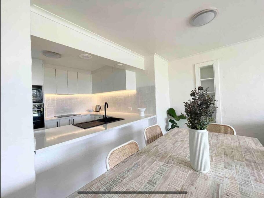 Surfrider - Beach front apartment with pool