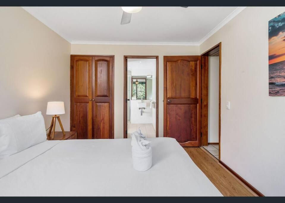 Surfrider - Beach front apartment with pool