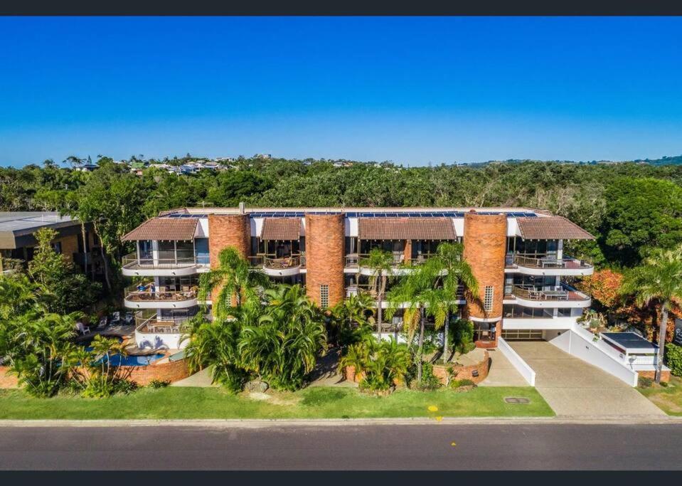 Surfrider - Beach front apartment with pool