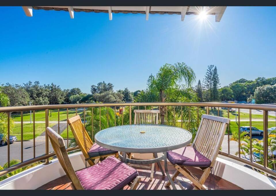 Surfrider - Beach front apartment with pool