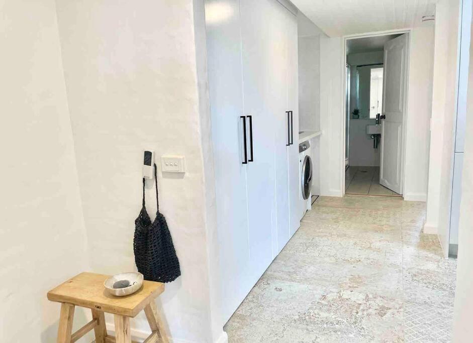 Surfrider - Beach front apartment with pool