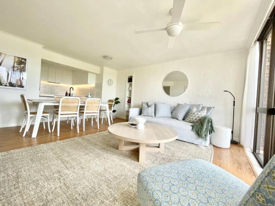 Surfrider - Beach front apartment with pool
