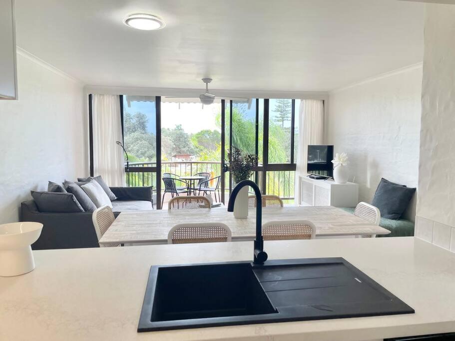 Surfrider - Beach front apartment with pool