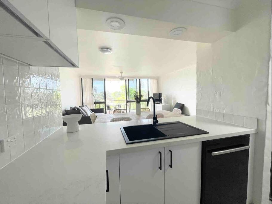 Surfrider - Beach front apartment with pool