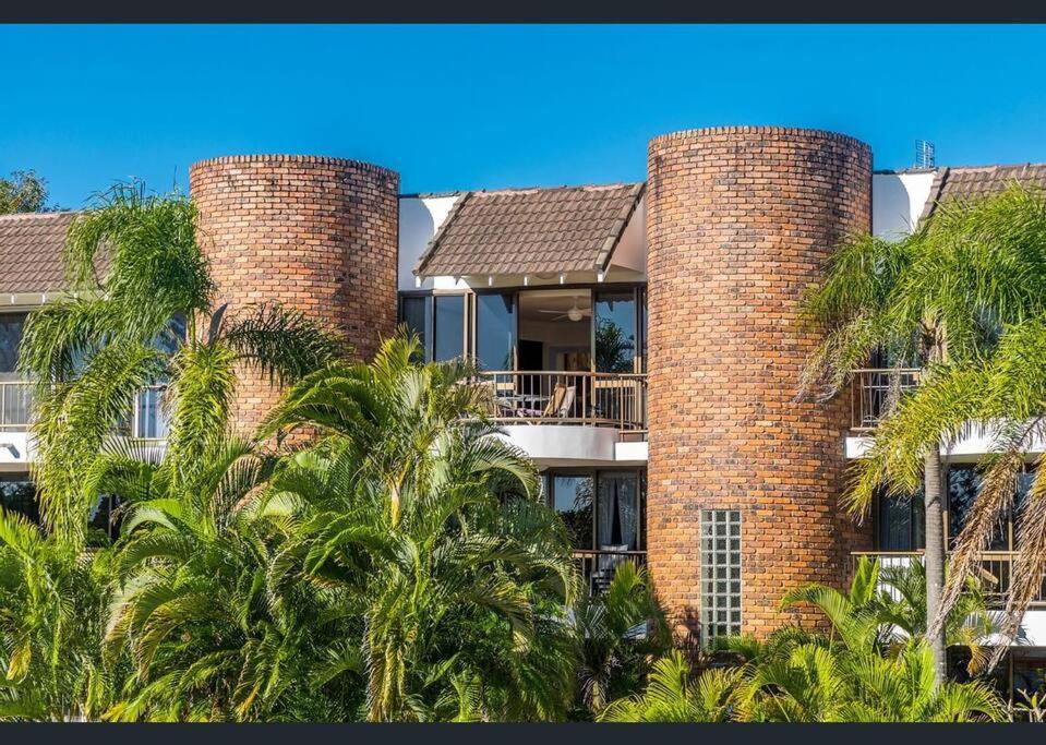 Surfrider - Beach front apartment with pool