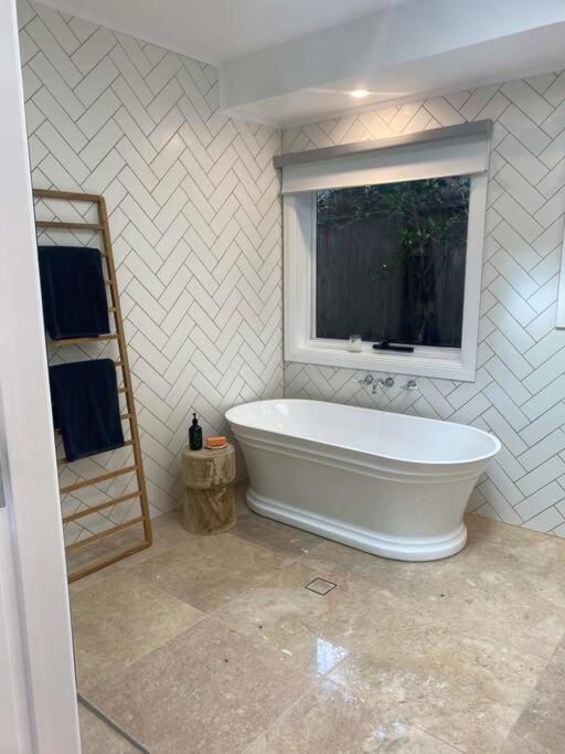 Sunnyside Luxurious 4BR Art Villa, Fireplace, Village 2mins