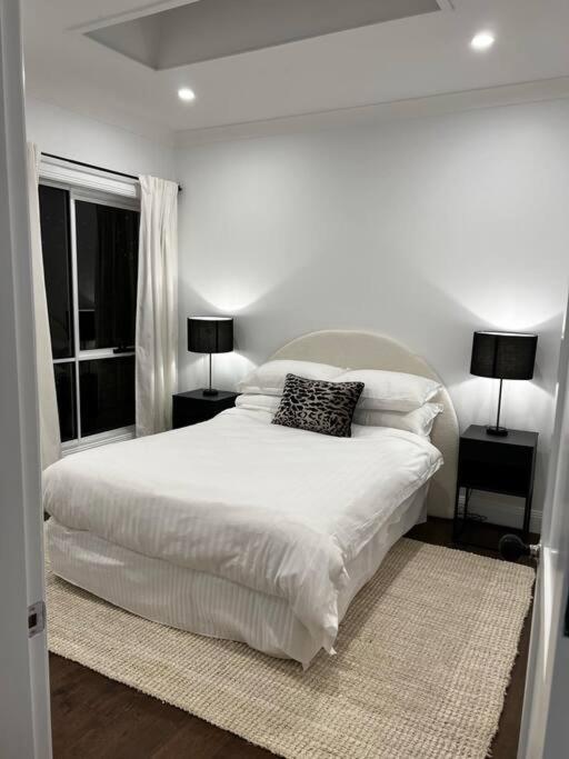 Sunnyside Luxurious 4BR Art Villa, Fireplace, Village 2mins