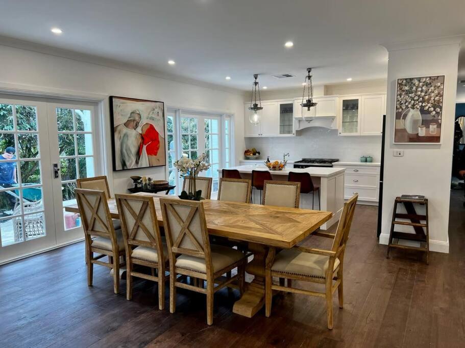 Sunnyside Luxurious 4BR Art Villa, Fireplace, Village 2mins