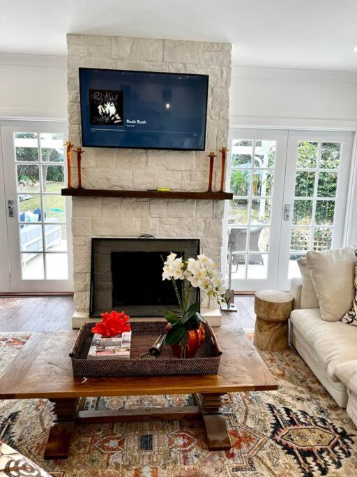 Sunnyside Luxurious 4BR Art Villa, Fireplace, Village 2mins