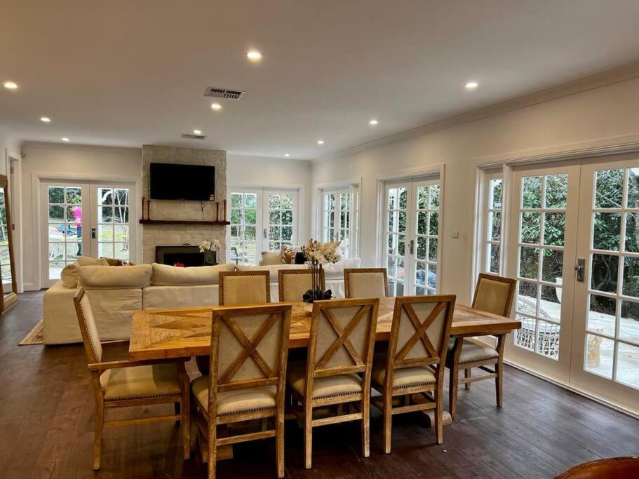 Sunnyside Luxurious 4BR Art Villa, Fireplace, Village 2mins