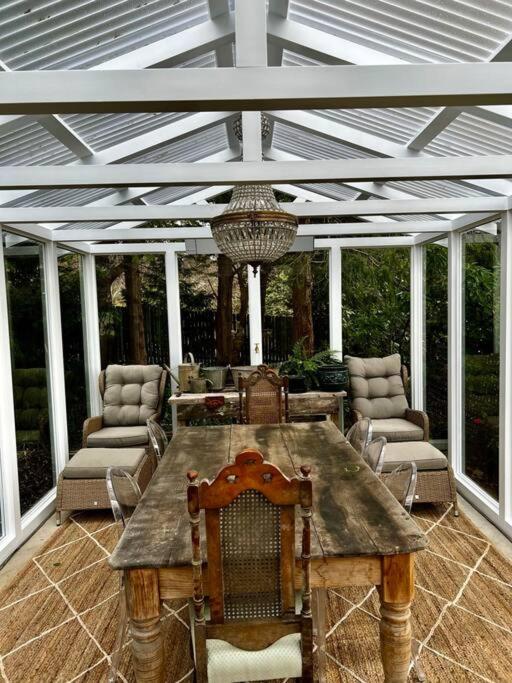 Sunnyside Luxurious 4BR Art Villa, Fireplace, Village 2mins