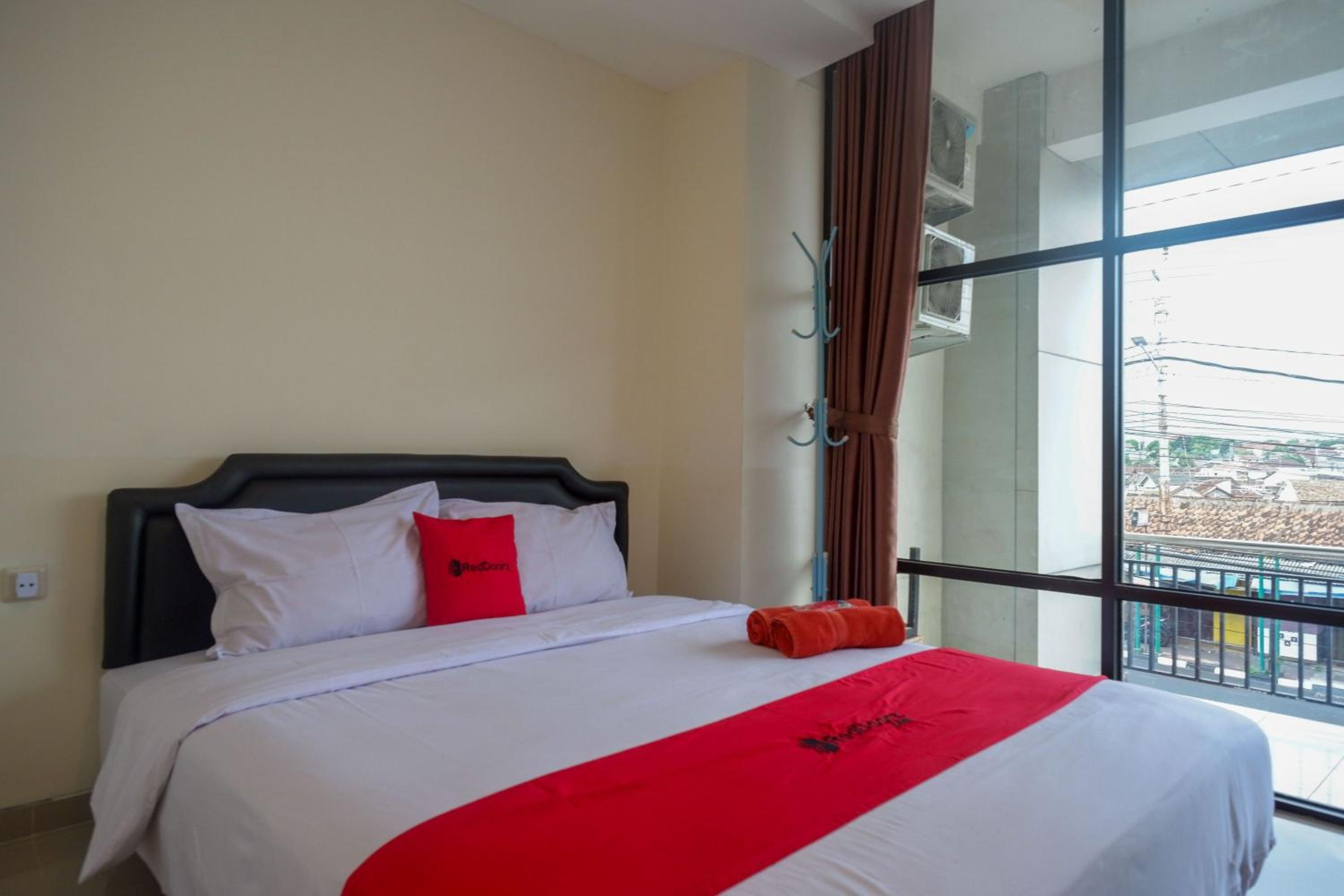 Sans Hotel Mataram Malioboro view 5