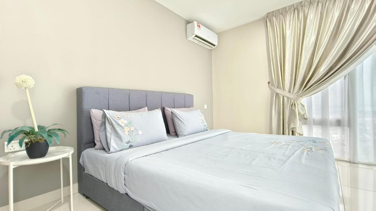 JB City Shopping Mall Apartment