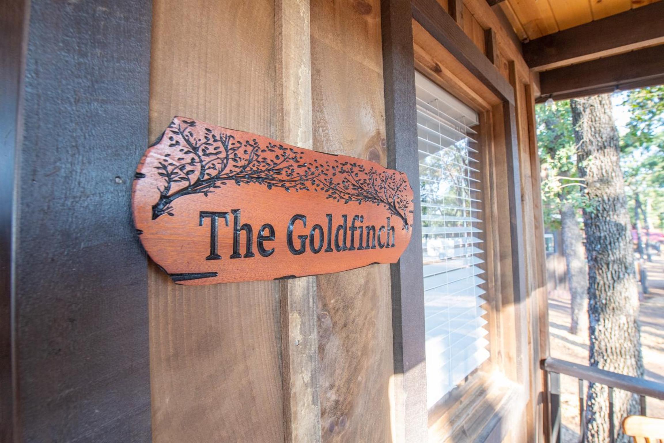 The Goldfinch Cabin 15 MIN to Magnolia Baylor view 4