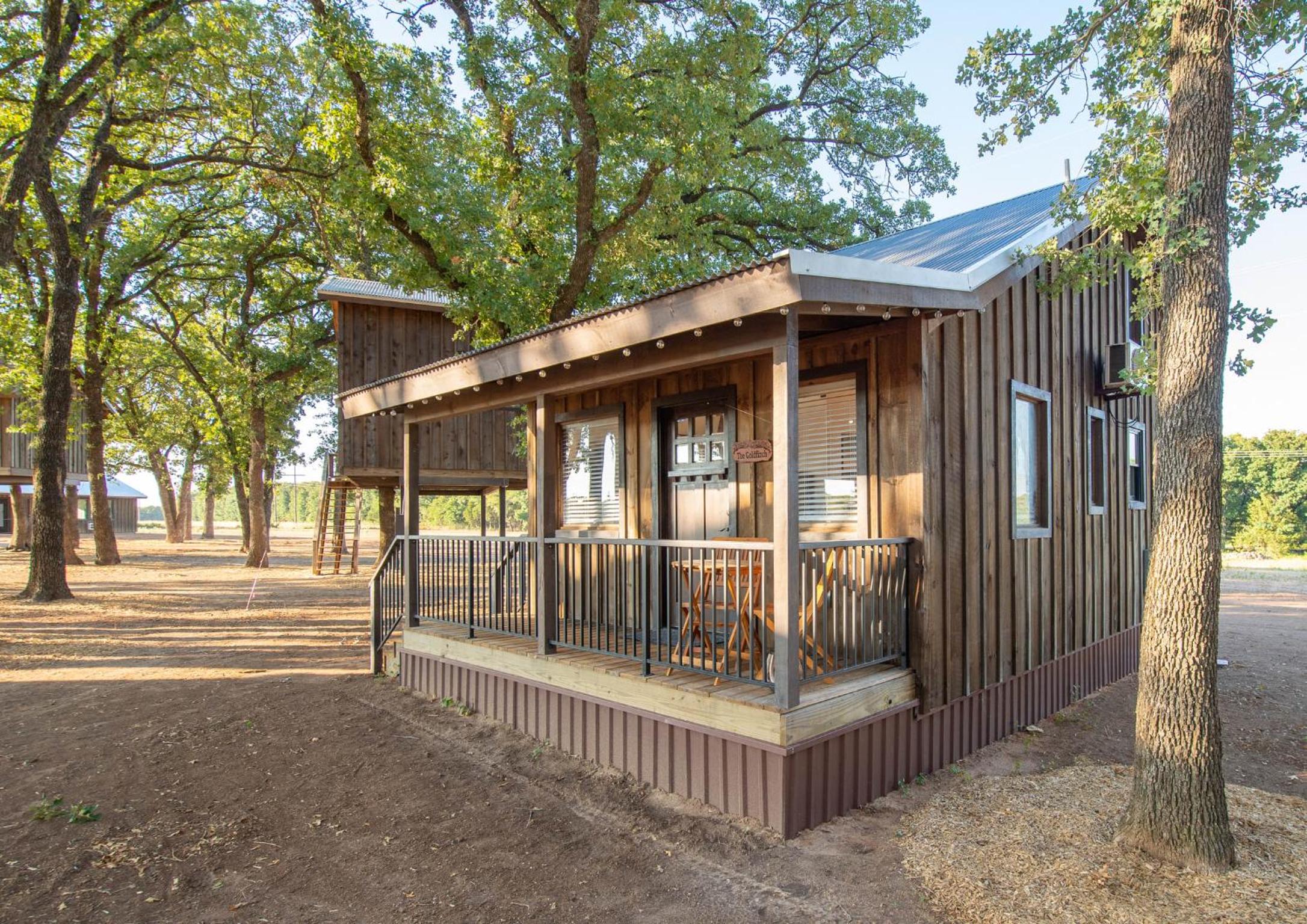 The Goldfinch Cabin 15 MIN to Magnolia Baylor view 2