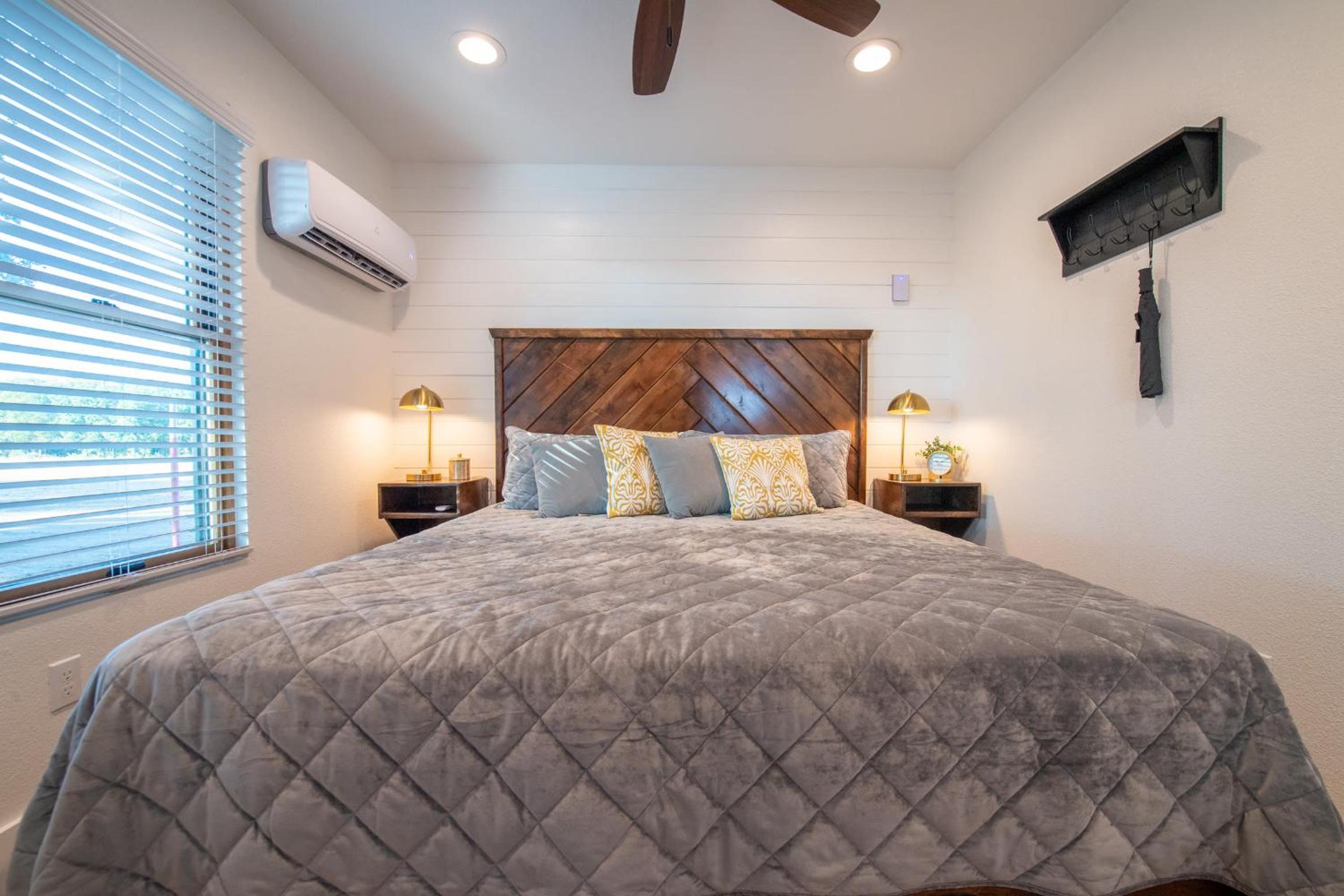 The Goldfinch Cabin 15 MIN to Magnolia Baylor view 5