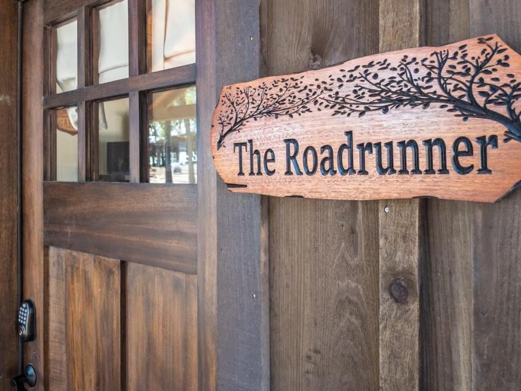 Hotel The Roadrunner Cabin 15MIN to Magnolia Baylor - Image 1