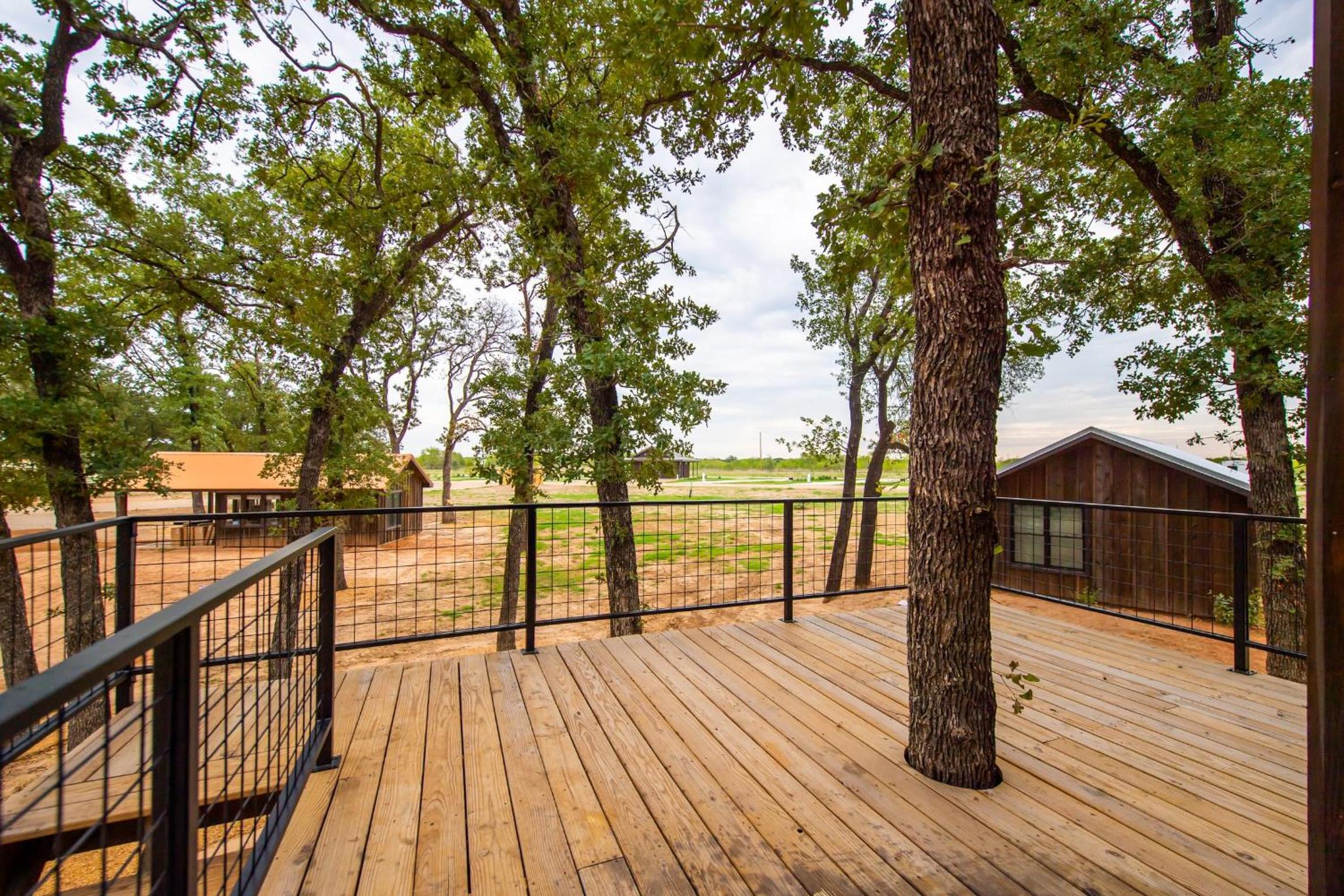 The Wren Treehouse 15 MIN to Magnolia Baylor view 4