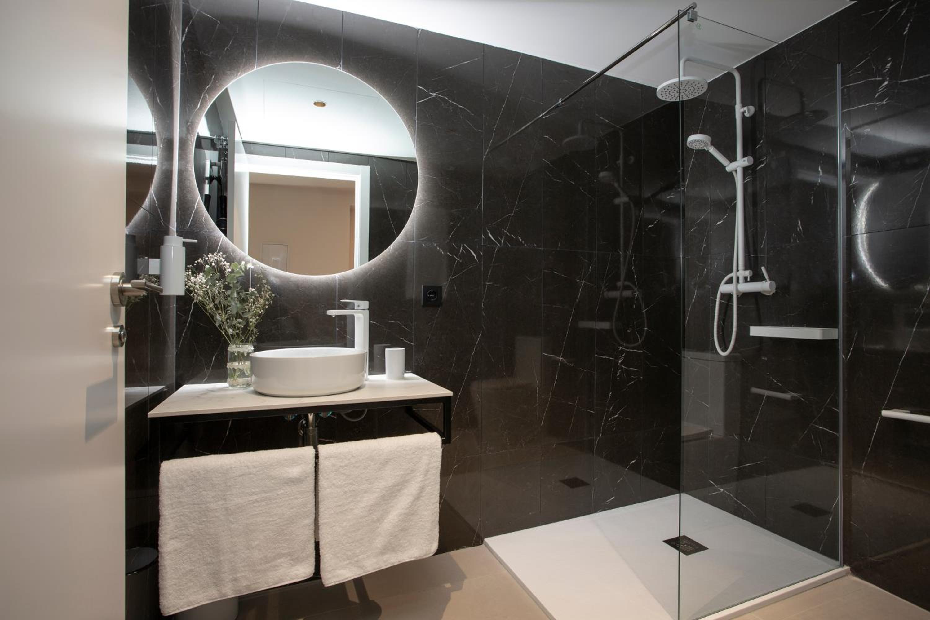 Neobeds - Stylish modern 1BR Apt Near Old Town & Steps from Turia Park