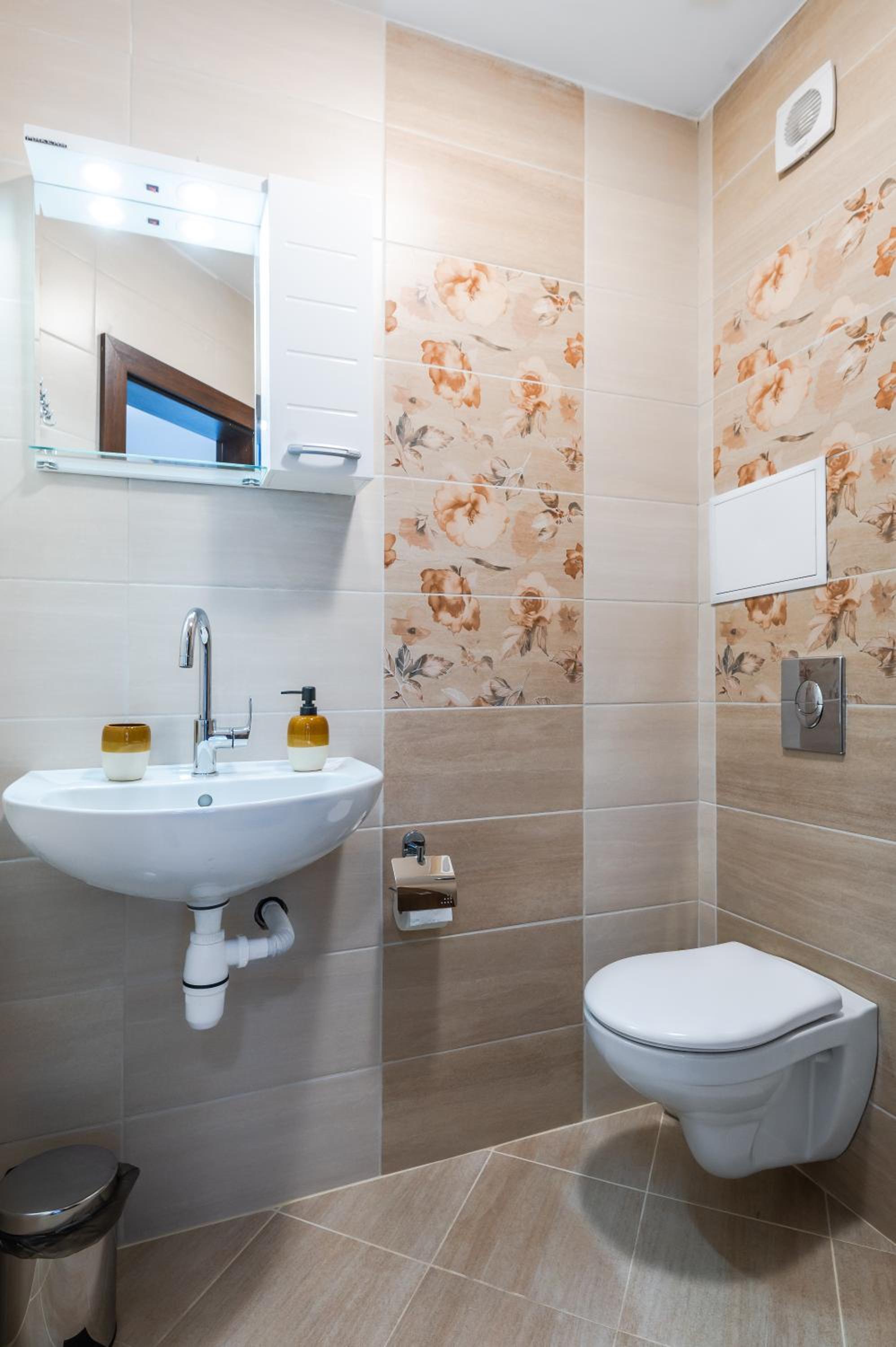 Modernly-furnished Apartments on Aldomirovska Str view 3