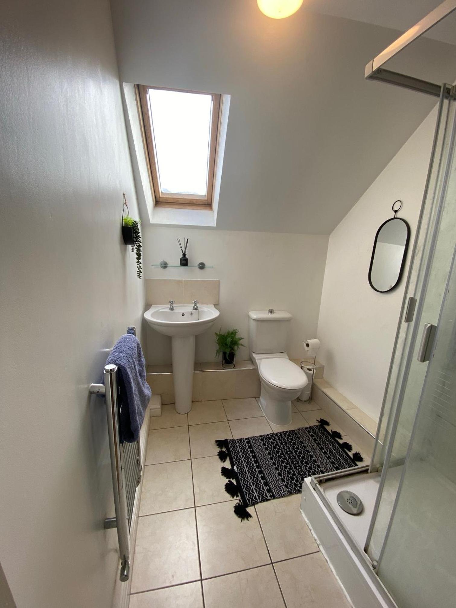 Modern Spacious Flat In Ipswich - Sleeps 6 - Parking view 4
