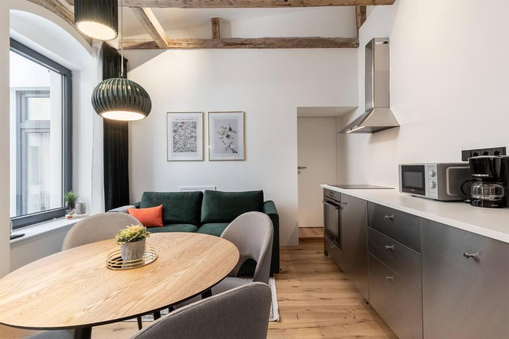 Brick & Beam Loft Duplex -30sqm- near Antonplatz