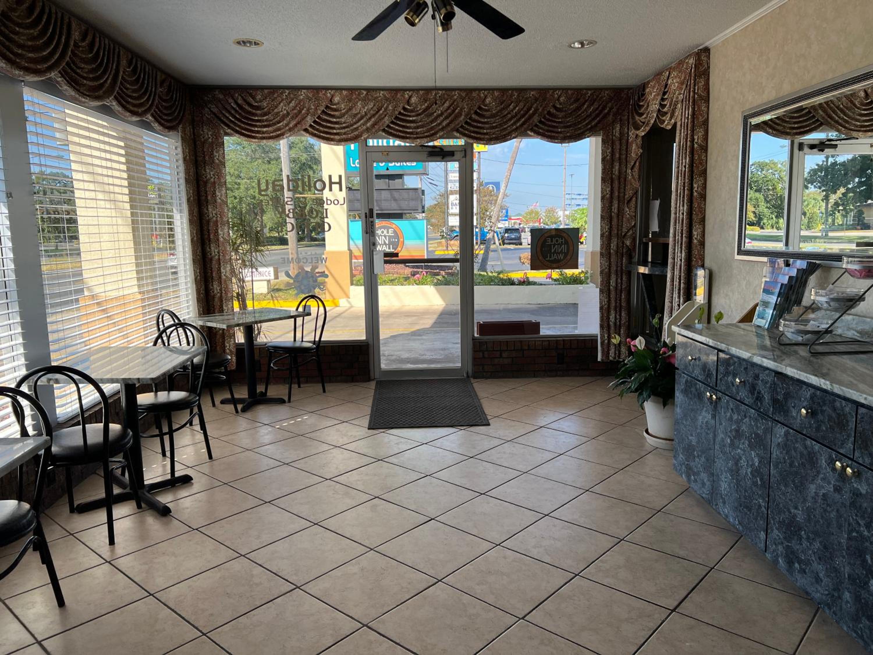 Hole Inn the Wall Hotel - Fort Walton Beach - Sunset Plaza - nearby Beaches & Hurlburt