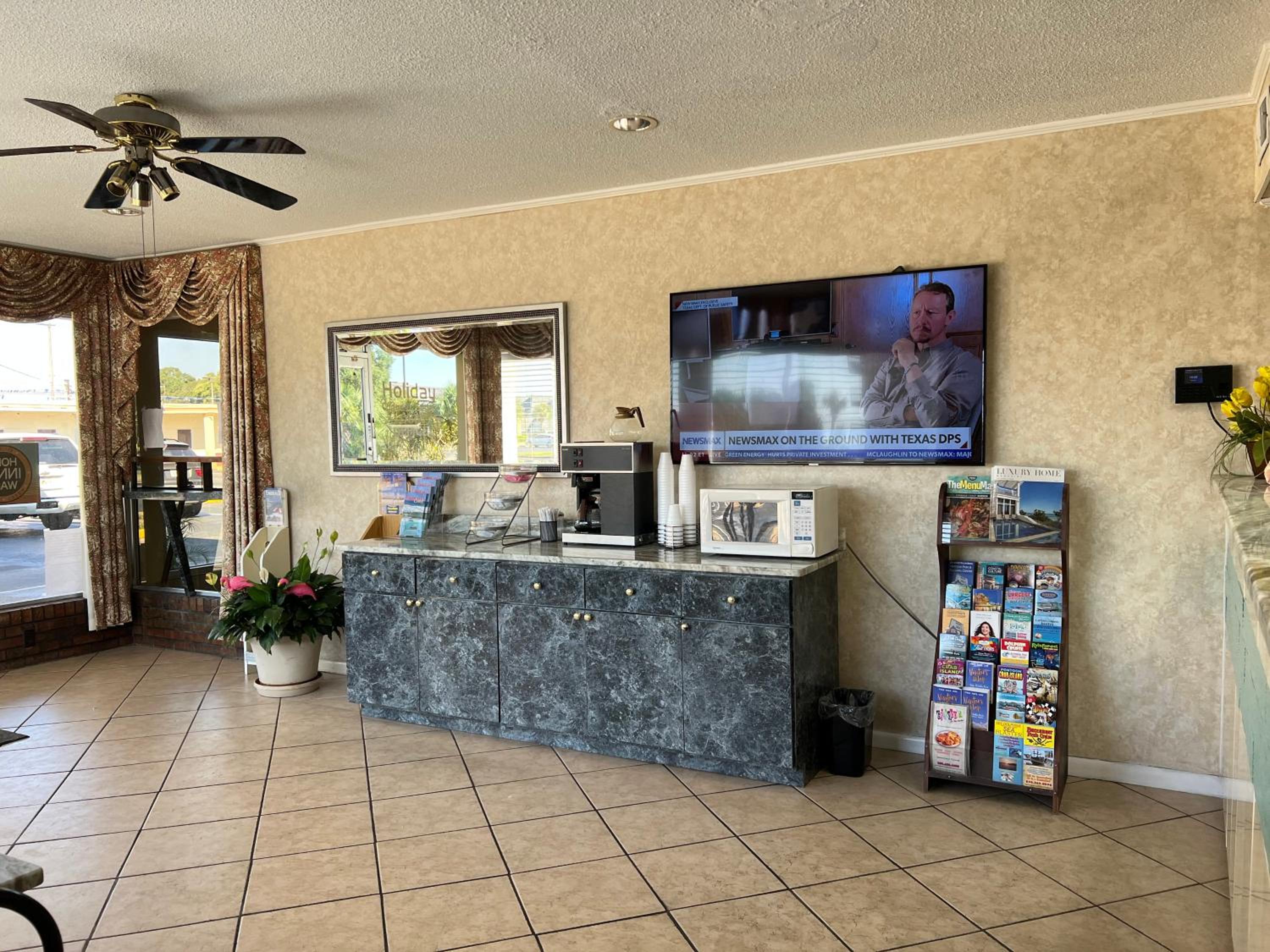 Hole Inn the Wall Hotel - Fort Walton Beach - Sunset Plaza - nearby Beaches & Hurlburt