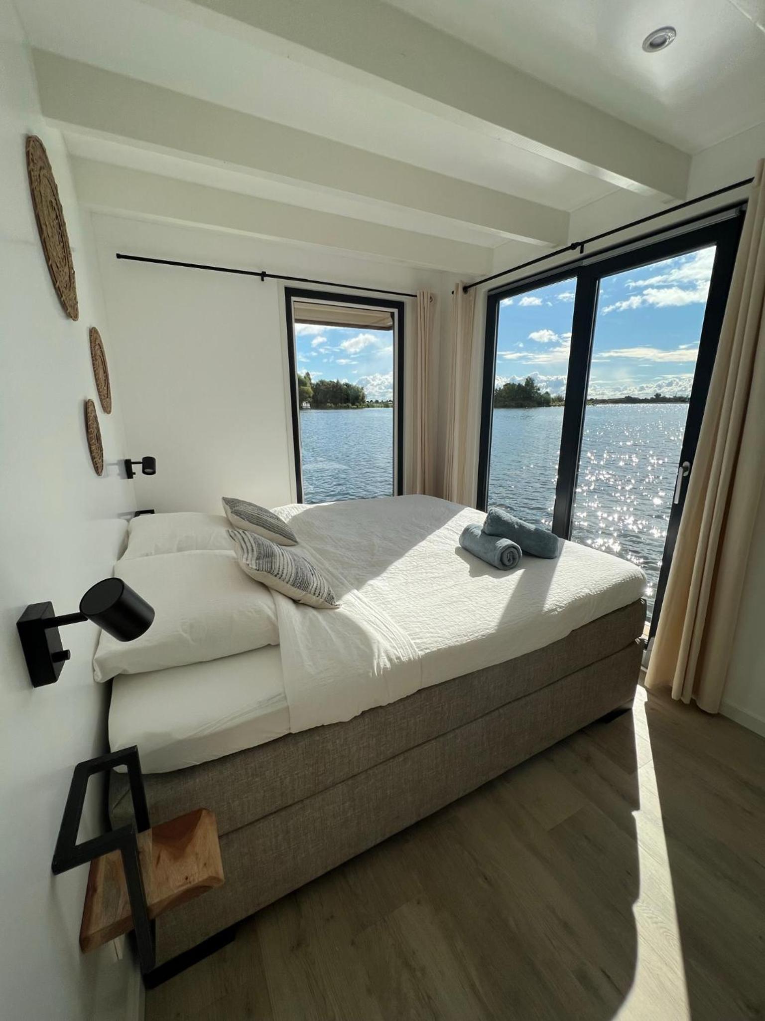 Houseboat 