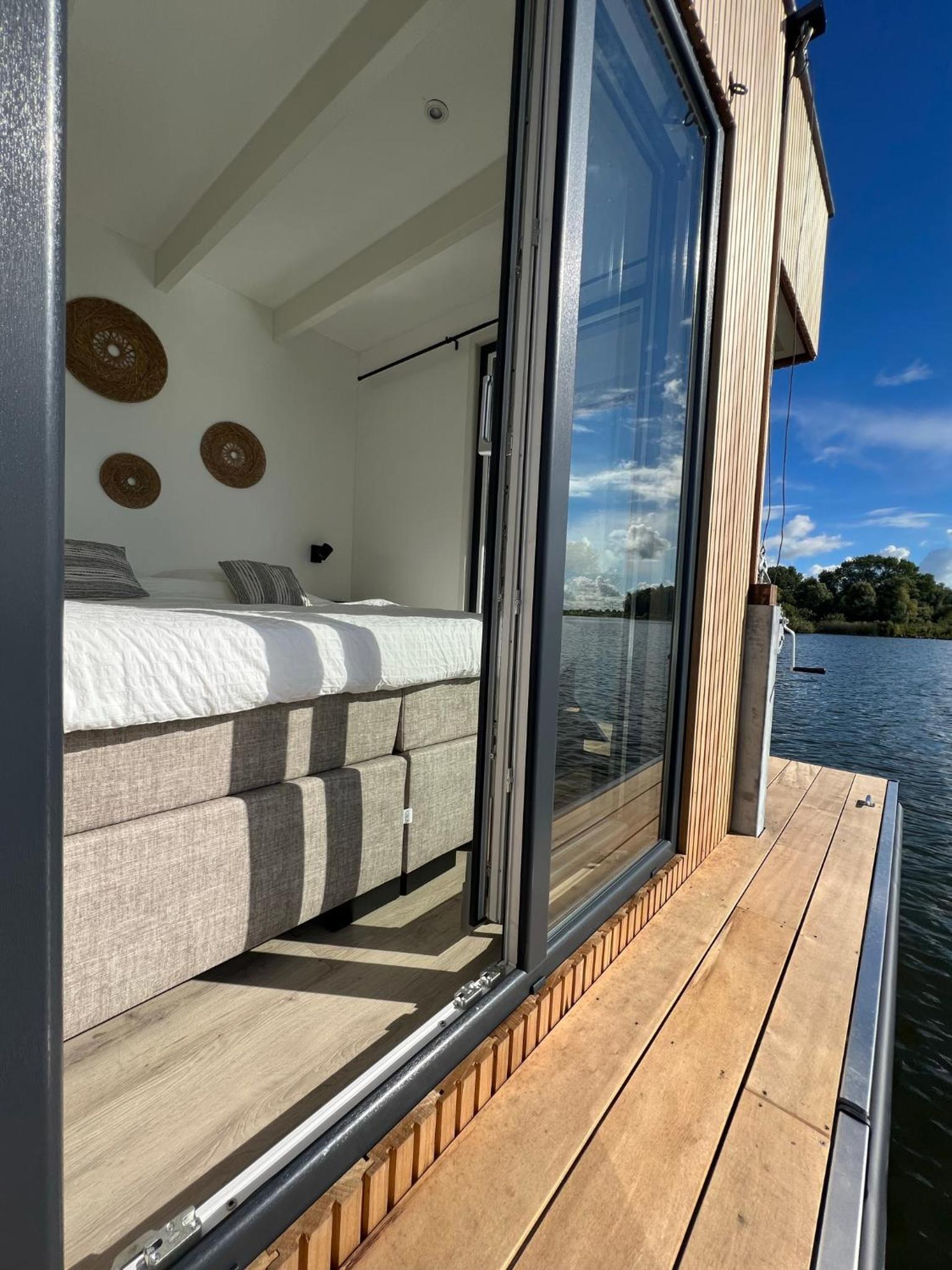 Houseboat 