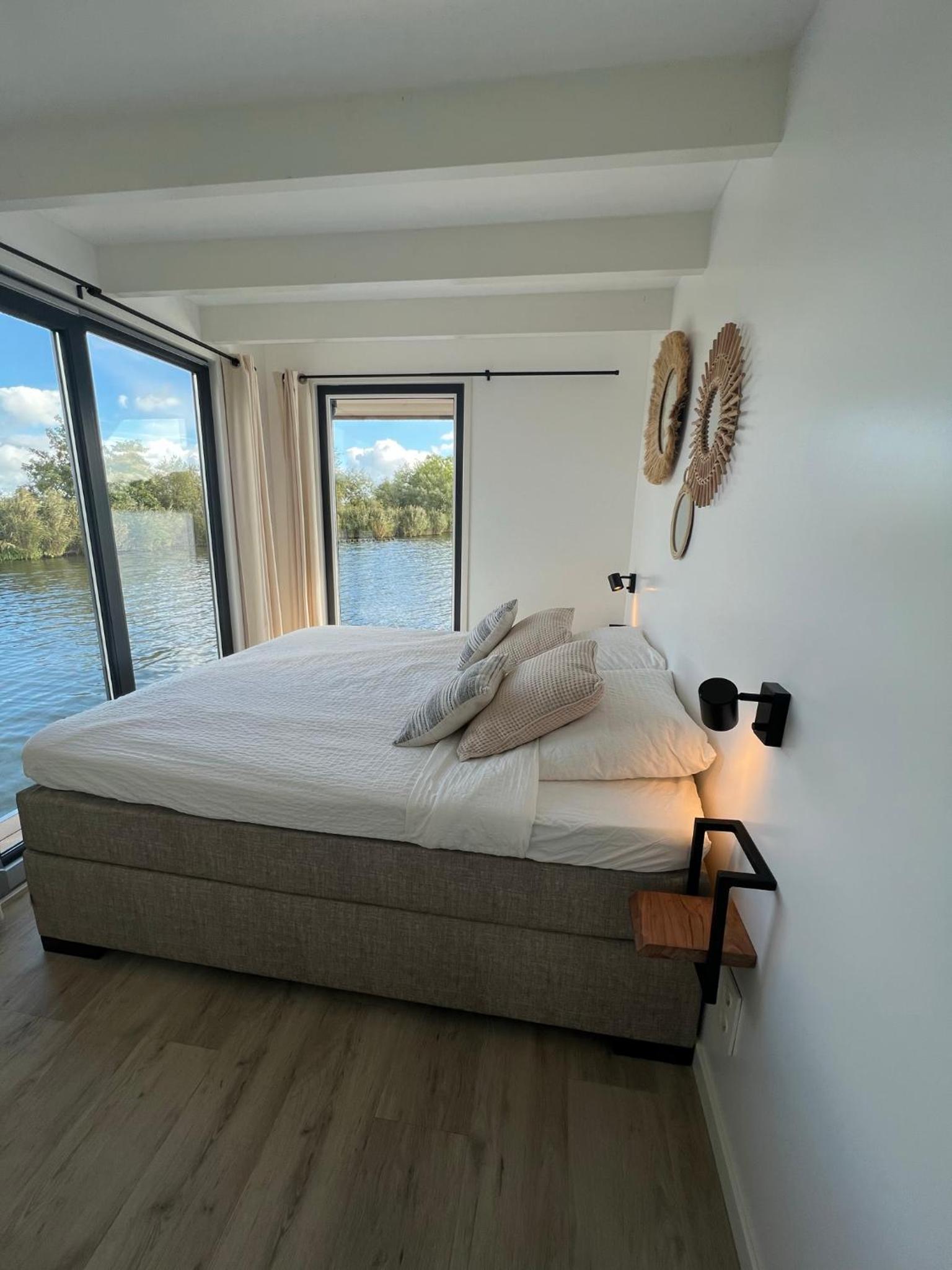 Houseboat 