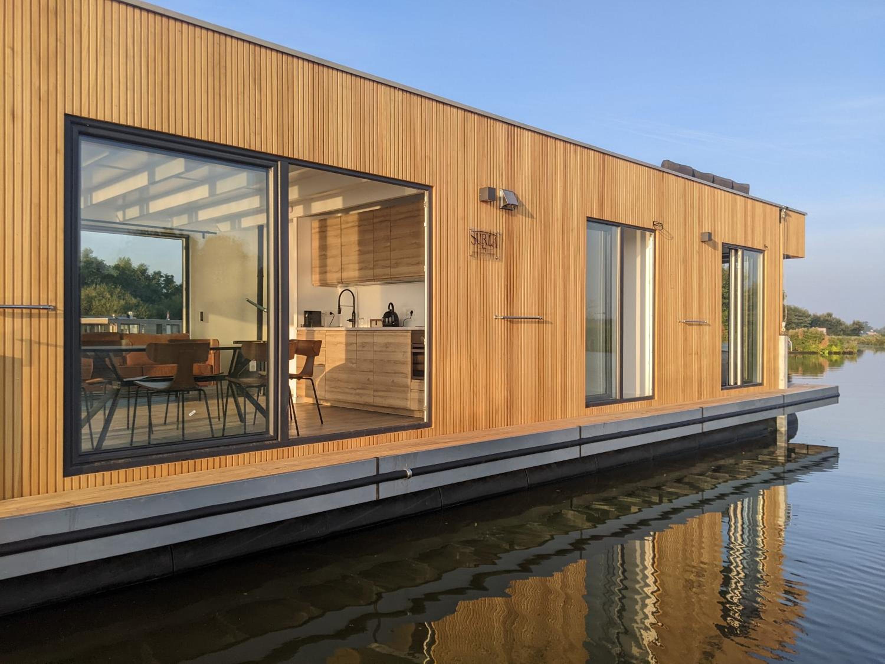 Houseboat 