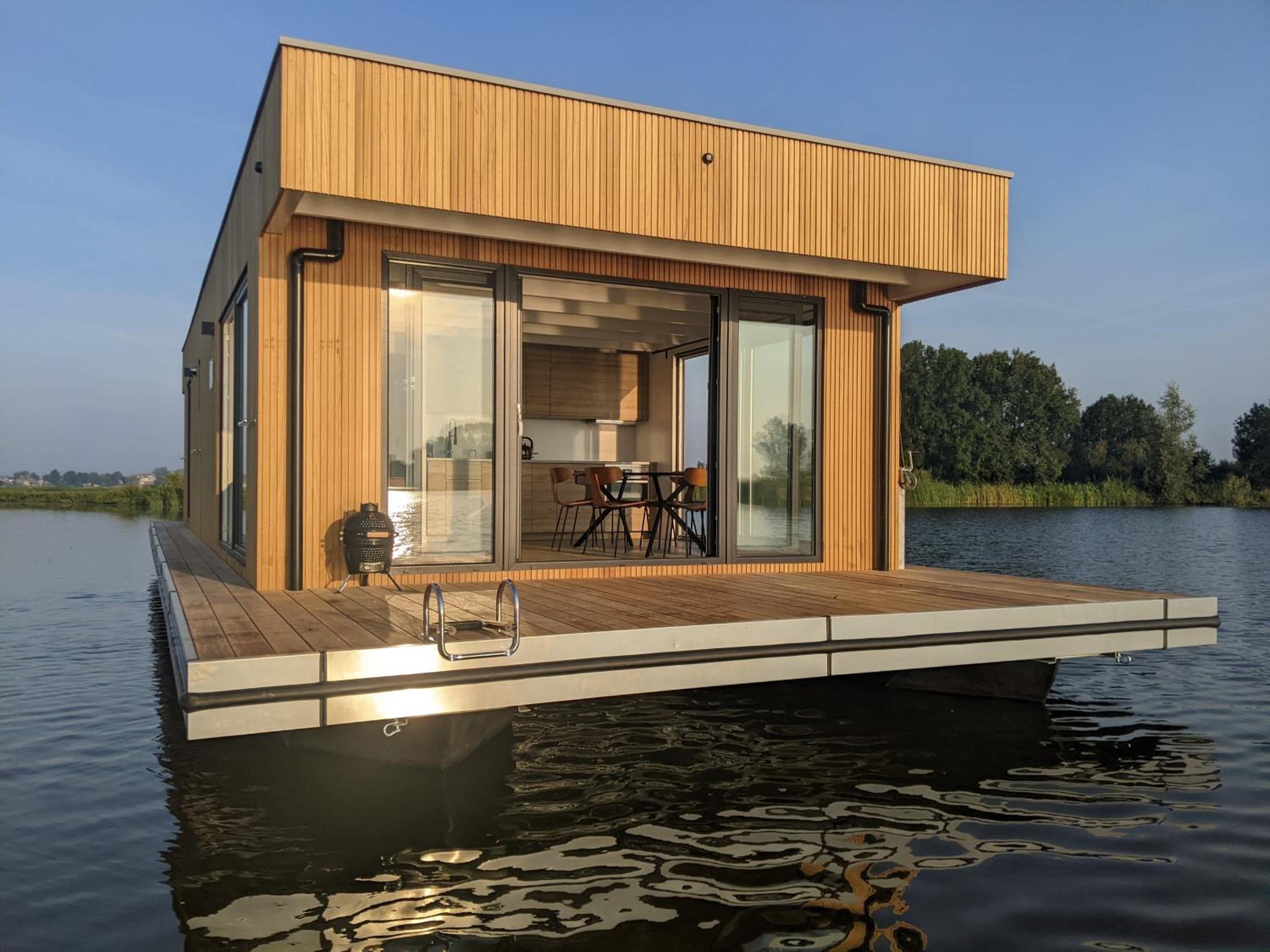 Houseboat 